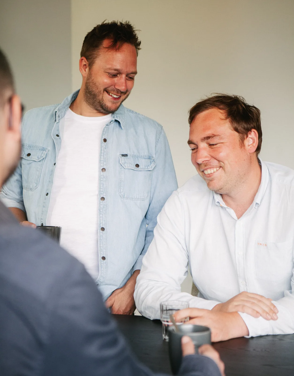 Morow collega's bespreken digitale oplossingen tijdens overleg