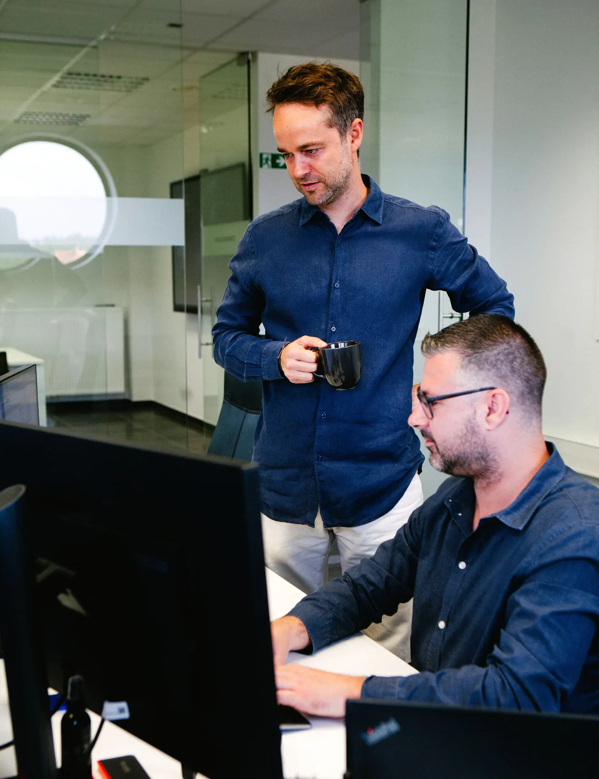 Morow collega's werken samen aan managed IT op kantoor