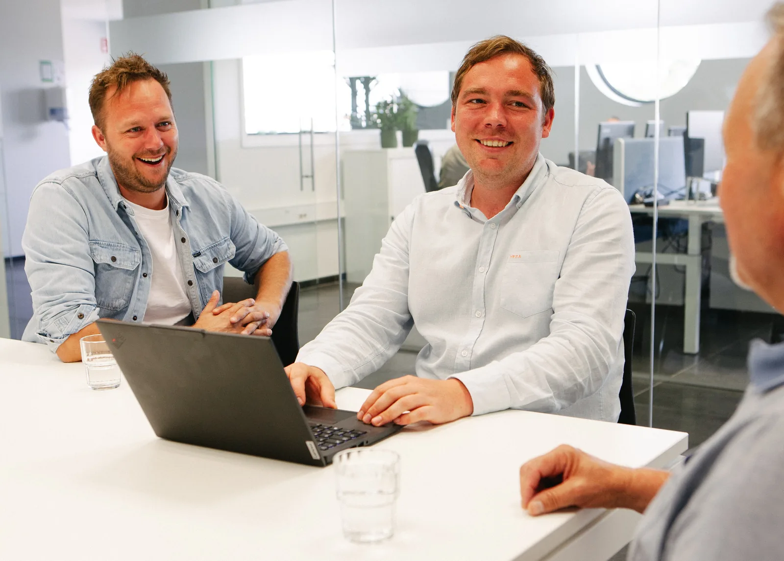 Morow team in gesprek tijdens een overleg op kantoor